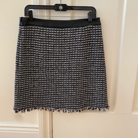 TORY BURCH Navy mini skirt, new with no tag - Picture 2 of 3